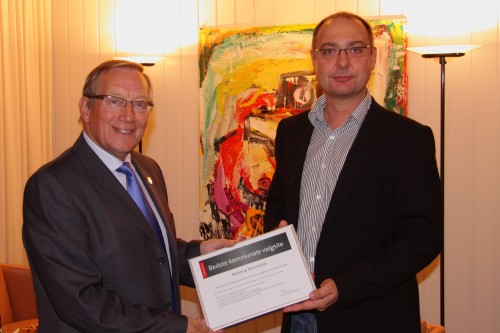 Borgmester Ove Dalsgaard modtager prisen for bedste kommunalvalgsite.