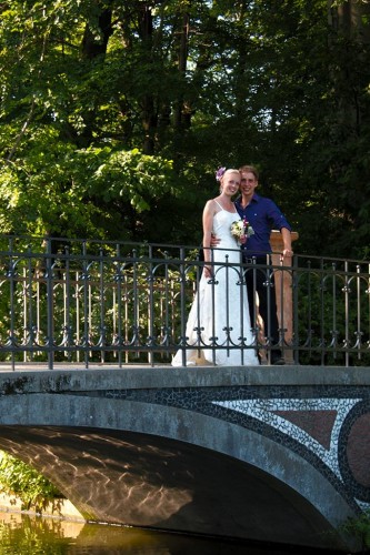 Brudeparret på en bro i Frederiksberg Have
