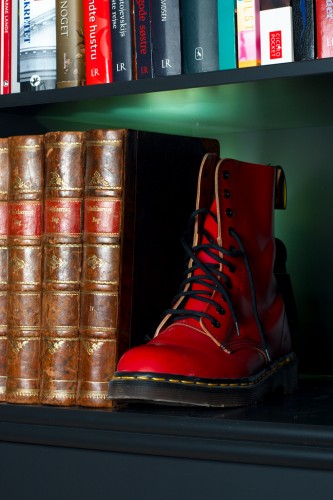 Rød støvle som bogstøtte
