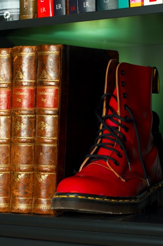 Den røde støvle som bogstøtte